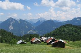 Vue et chalets d'alpage de Seytrouset - Victor Demilly / Vallée d'Aulps Tourisme