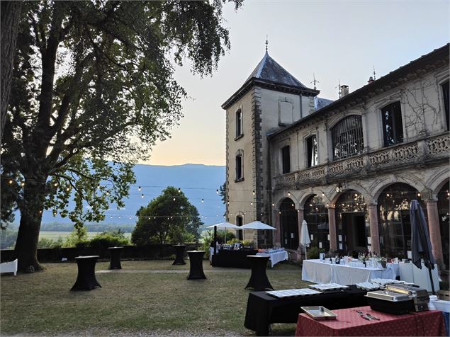 Un cocktail d'entreprise dans les jardin - Crédit photo Château de Fortis