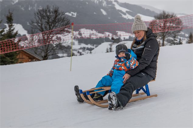 luge bois enfant et maman - OT Combloux_Paul Besson