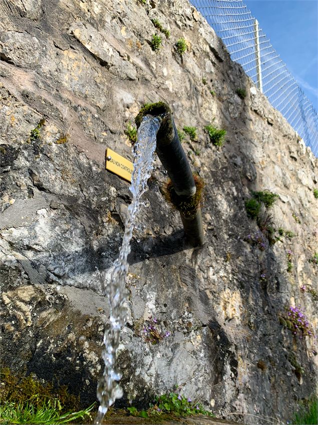 Fontaine dans le village de Gerbaix - E. Thomson