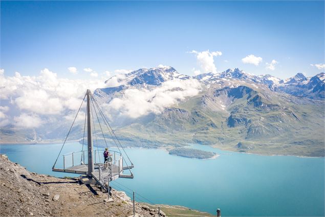 Vue sur 2 randonnéeurs sur la canopée admirant le paysage et le lac du mont cenis - OTHMV - J. Catha
