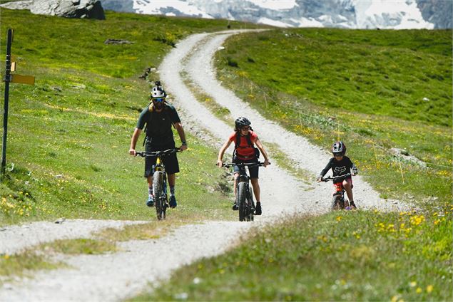 3 personnes faisant du VTT sur un chemin - David André