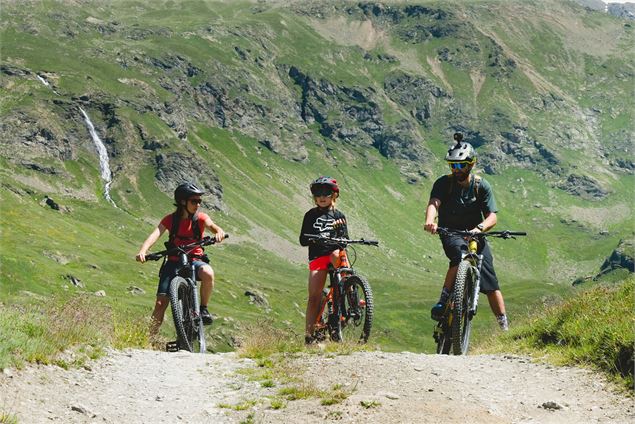 3 personnes en VTT - 1 adultes et 2 enfants - David André
