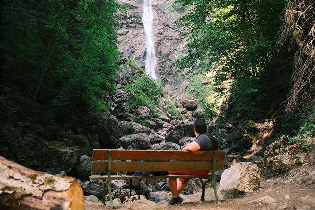 Banc face à la cascade - OT Samoëns - Mathilda Manzi