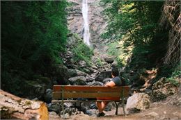 Banc face à la cascade - OT Samoëns - Mathilda Manzi