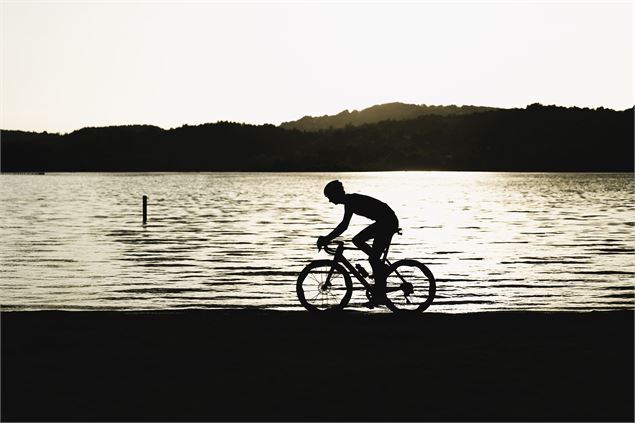 Cycliste + Lac - Charlotte Lindet-TPC