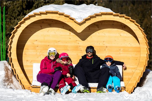 Une famille dans la tanière romantique du village des Inuits à Méribel - Méribel Tourisme - Sylvain 