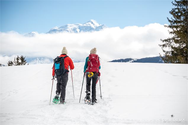 couple en raquettes marchant vers le Mont-Blanc - OT Combloux_Marine Martin