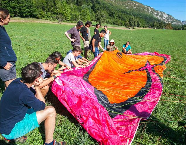 Ecole de parapente sur l'aire d'atterissage de Lathuile - Espace 3d