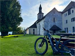 VTT devant le prieuré de Peillonnex - solène vuagnoux