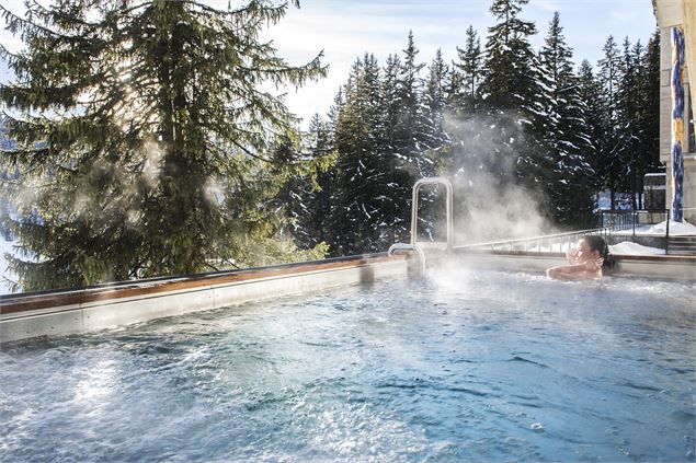 Jacuzzi extérieur en fin de journée - Totem Friendly Hotel & Spa