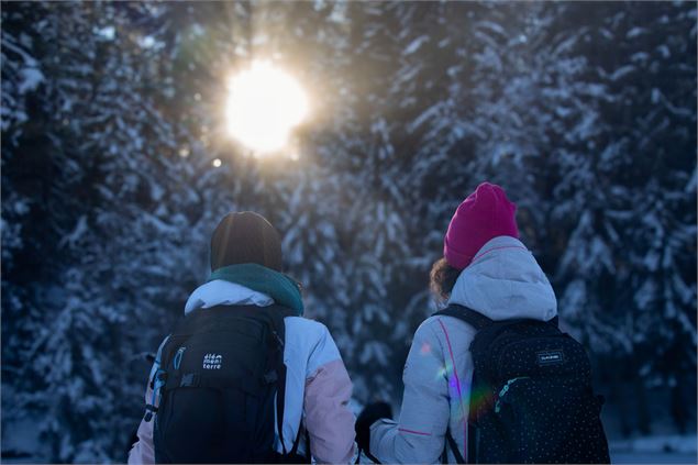 Copines appréciant le lever de soleil - OTICœurdemaurienne