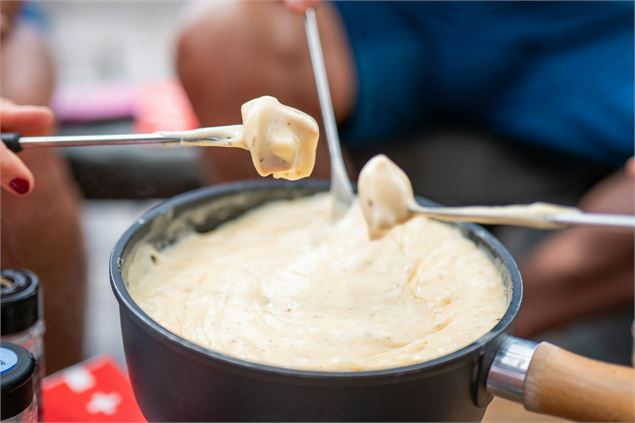 Embarquez pour une soirée unique alliant saveurs et détente sur le Léman, avec nos Croisières Fondue