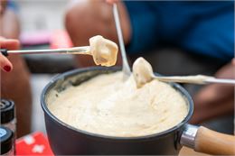 Embarquez pour une soirée unique alliant saveurs et détente sur le Léman, avec nos Croisières Fondue