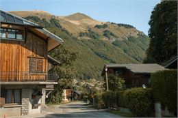 Pointe de Nantaux depuis le village de Montriond - Lucie Tanguy / Vallée d'Aulps Tourisme