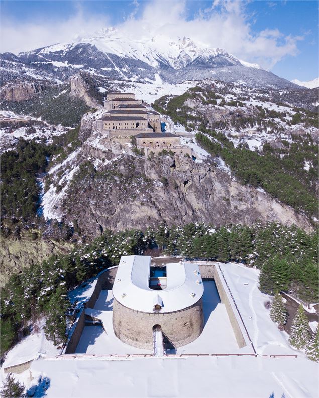 Vue aérienne sur les forts de l'esseillon avec en premier plan la redoute Marie-Thérèse et plus loin