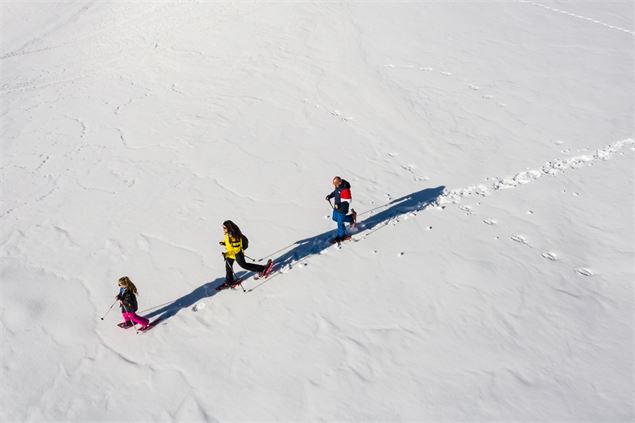 Famille en balade dans la neige. - APernet