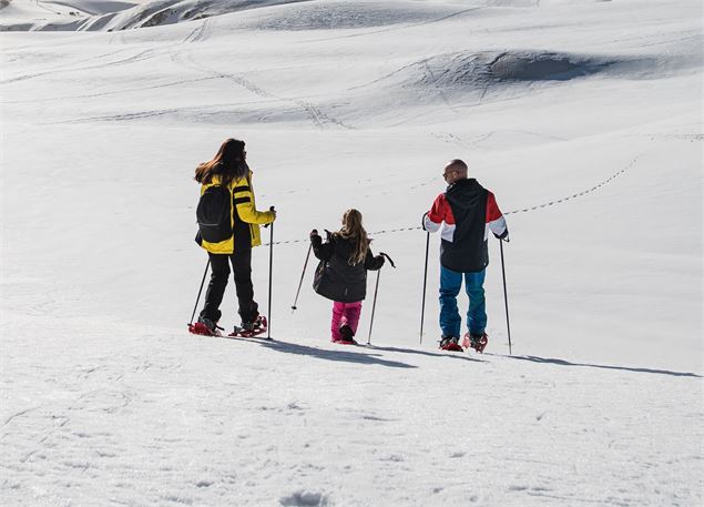 Famille en balade dans la neige. - APernet