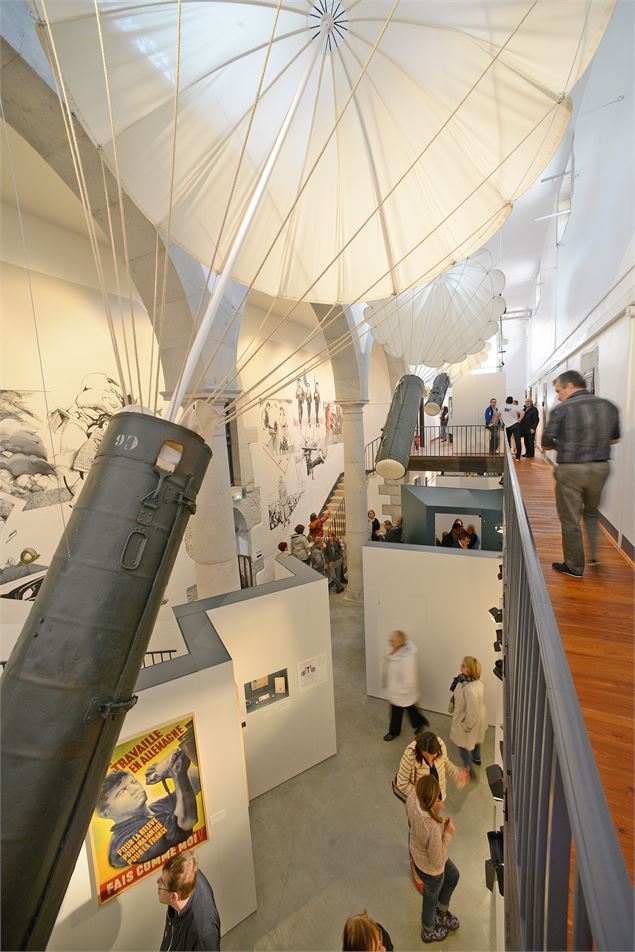 Parachutage de containers - Département de l'Ain, C. Monfray