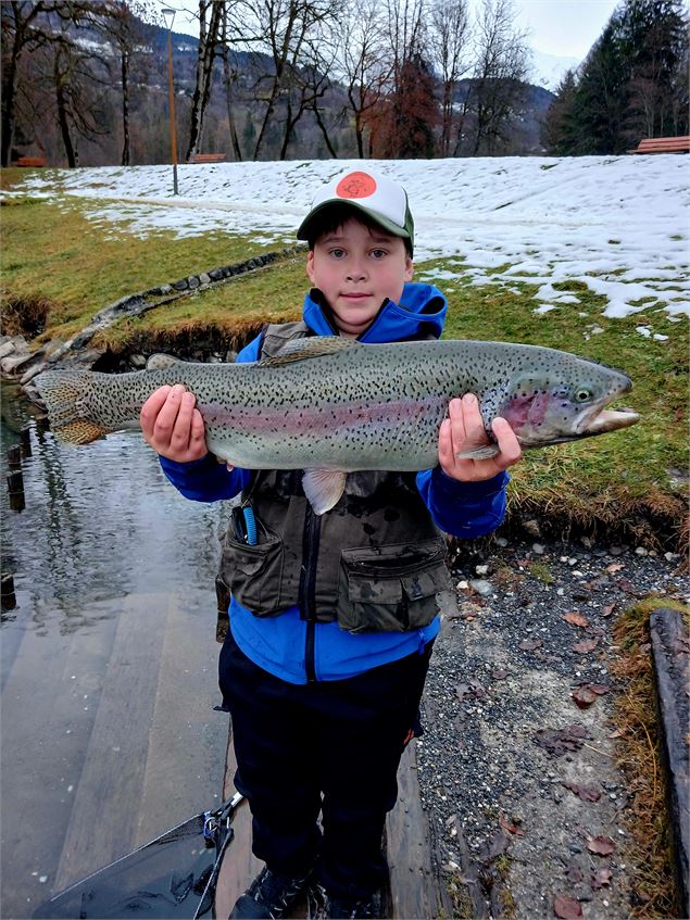 Pêche dans le lac bleu en hiver_Morillon - Société de pêche du Haut-Giffre