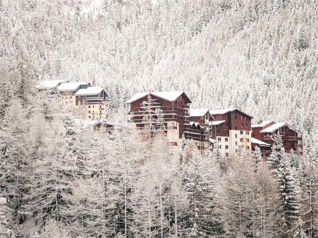 Vue sur Valfréjus entourées de son écrin de végétation sous la neige - OTHMV - B Thomas
