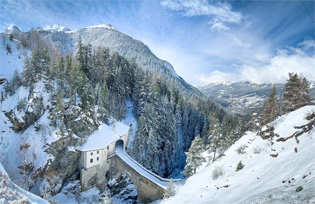 Vue panoramique sur Notre Dame du Charmaix sous la neige - OTHMV - B Thomas