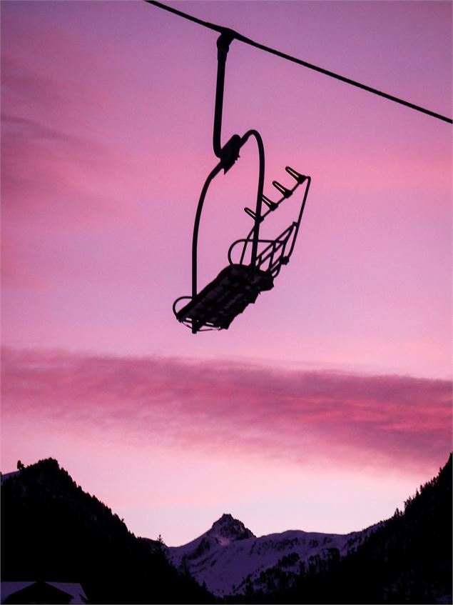 Coucher de soleil rosé sur le télésiège de Charmasson à Valfréjus - OTHMV