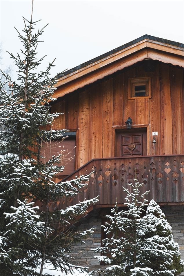 Chalet sur la station de La Norma entouré de sapin saupoudrer de neige - OTHMV - G Lavila