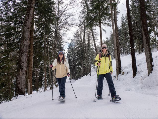 2 femmes en raquettes dans la foret en Haute Maurienne Vanoise - OTHMV - D Cuvelier