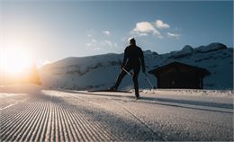 Skieuse de fond sur la piste "Le Plateau" au Col de Pierre Carré à Flaine - OT Flaine -Mathis Decrou