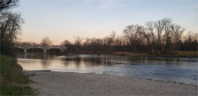 Rivière d'Ain au coucher de soleil en hiver - Sabrina Megani / Plaine de l'Ain Tourisme