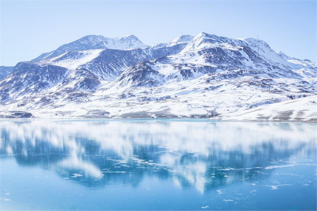 Lac du Mont-Ceins miroir avec les montagnes enneigées - HMVT