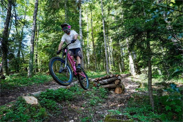 Vététiste sur le Bike Park des Monts Jura - Thomas Balliard