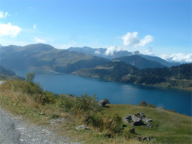 Vue sur Roselend depuis la route du Cormet de Roselend - OTAB - EM