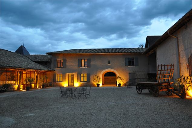 Vue extérieure à la tombée de la nuit - Domaine d'Amareins