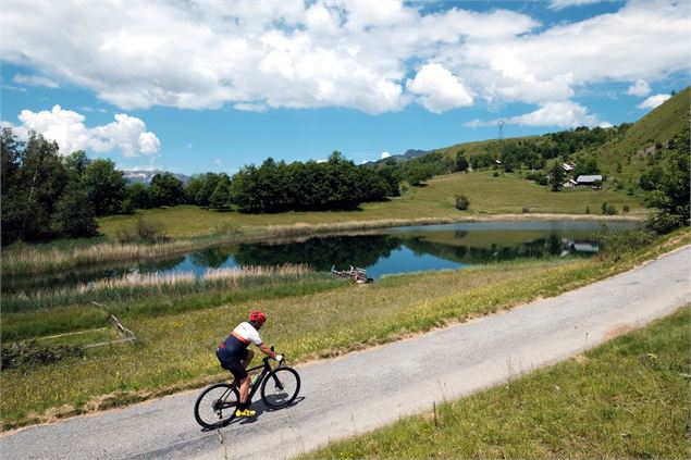 cycliste sur la route du col de la madeleine - OutlinesMagazine