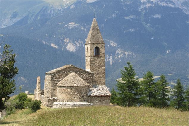 Eglise de St Pierre d'Extravache au départ du trail pour le col de Bramanette - K.Mandray