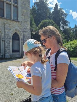 Deux visiteuses à la recherche du secret de Montjoux - Laetitia Decurninges