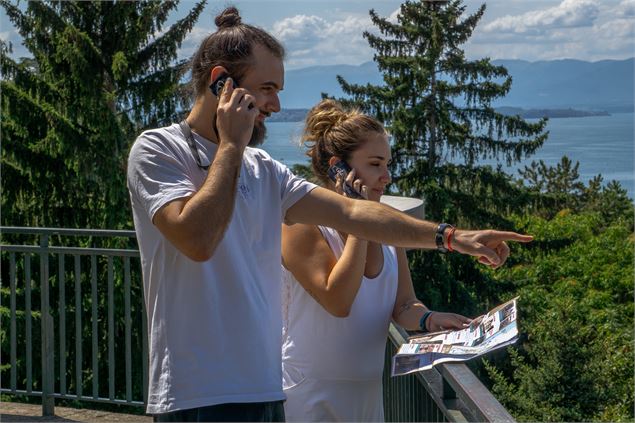 Un couple en train de visiter Thonon, chacun un audioguide à la main - Marion Todeschini