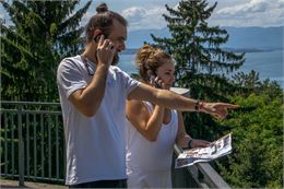 Un couple en train de visiter Thonon, chacun un audioguide à la main - Marion Todeschini