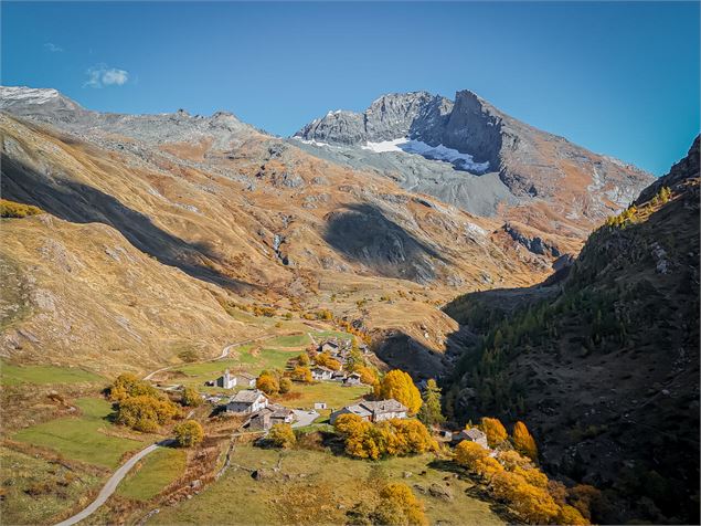 Vue aérienne sur le refuge d'Avérole - HMVT - B. Filliol