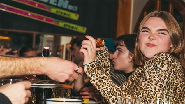 Dîner entre amis ou en famille au rôtisserie restaurant le Den - patrick williams