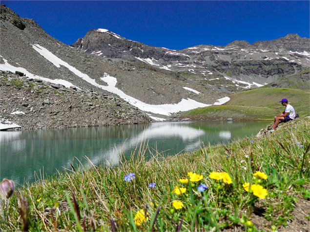 Randonneur en pause au Lac du Pys sur le sentier balcon du carro - HMVT B.Filliol