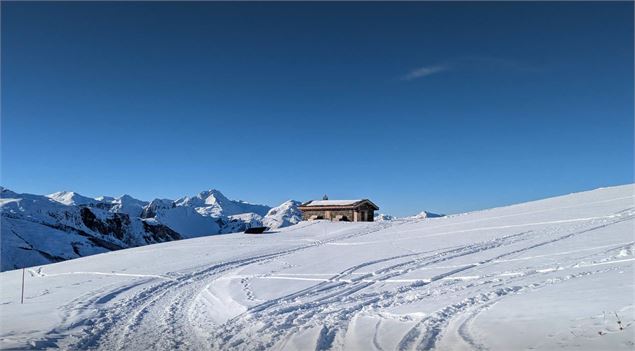 Vue sur une montagnette depuis le sentier - OT Les Menuires
