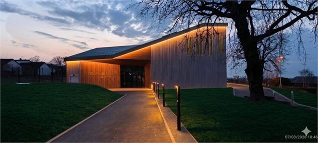 Vue extérieure de la salle des fêtes L'Etoile du Lac - Publier - 58bis Architectes