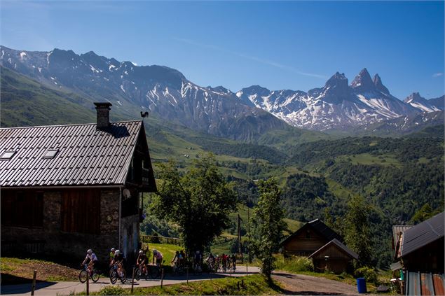 Cycliste devant les Aiguilles d'Arves à Albiez-Montrond. - OTICœurdemaurienne