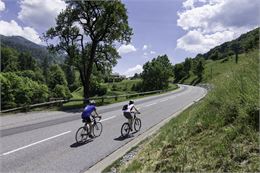Cyclistes en direction du col du Marais entre Thônes et Serraval - ©SavoieMontBlanc-Bijasson