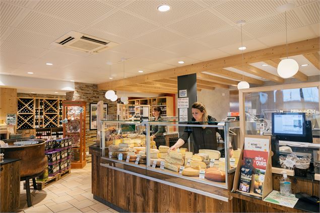 Le magasin offre un grand choix ded fromages et produits du terroir - Coopérative laitière Ici en Ch
