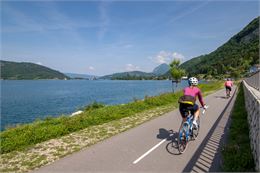 Vélo sur la voie verte autour du lac d'Annecy - Talloires - ©SavoieMontBlanc-Bijasson