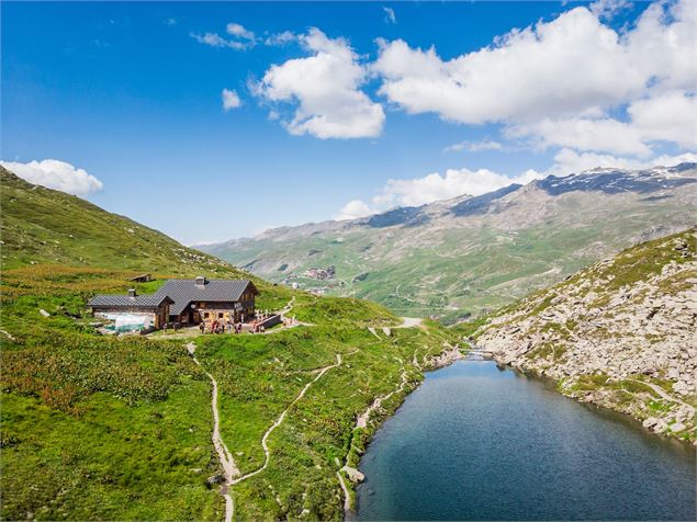 Vue sur le refuge et le Lac du Lou - Vincent Lottenberg